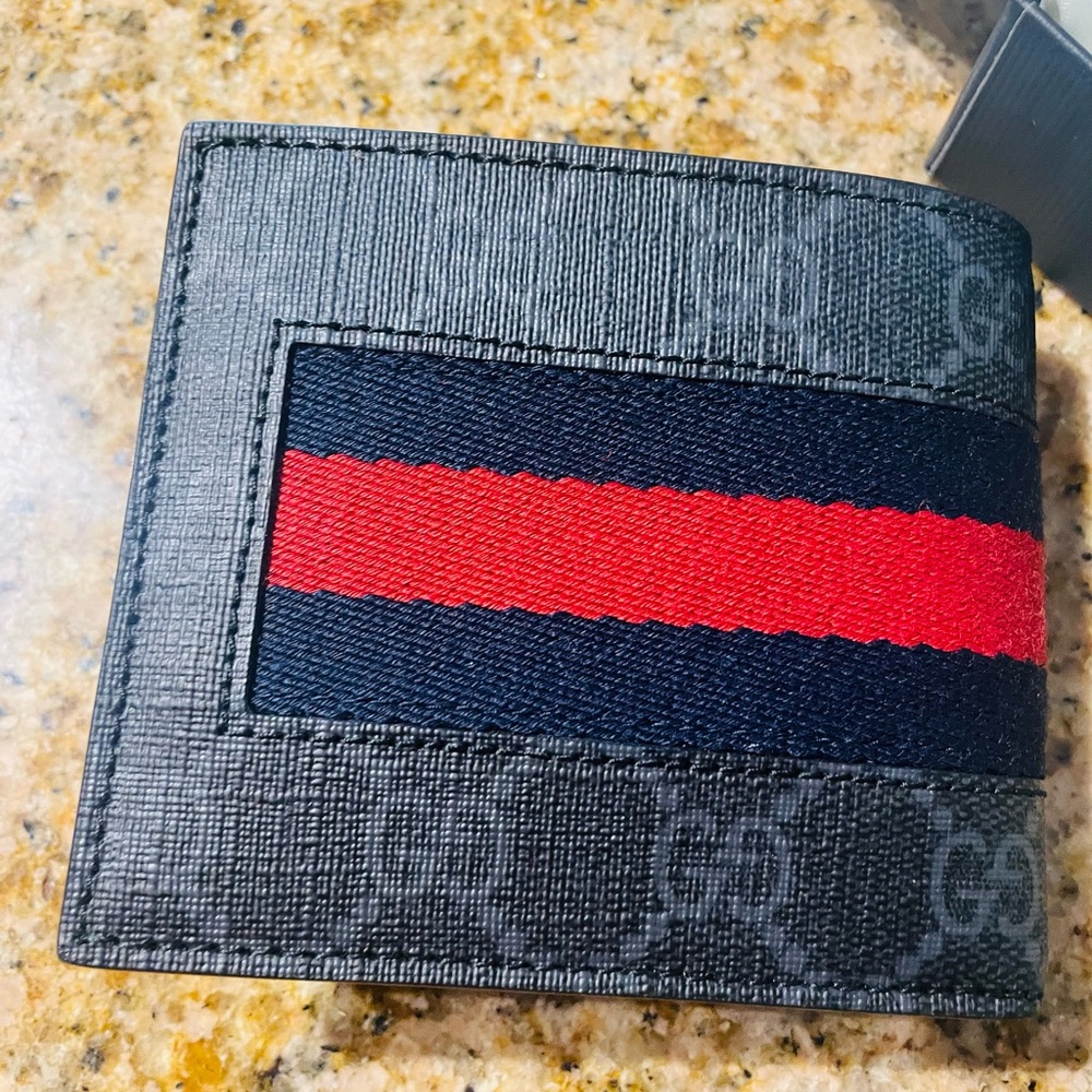 Brand new men’s Gucci wallet, original box and bag